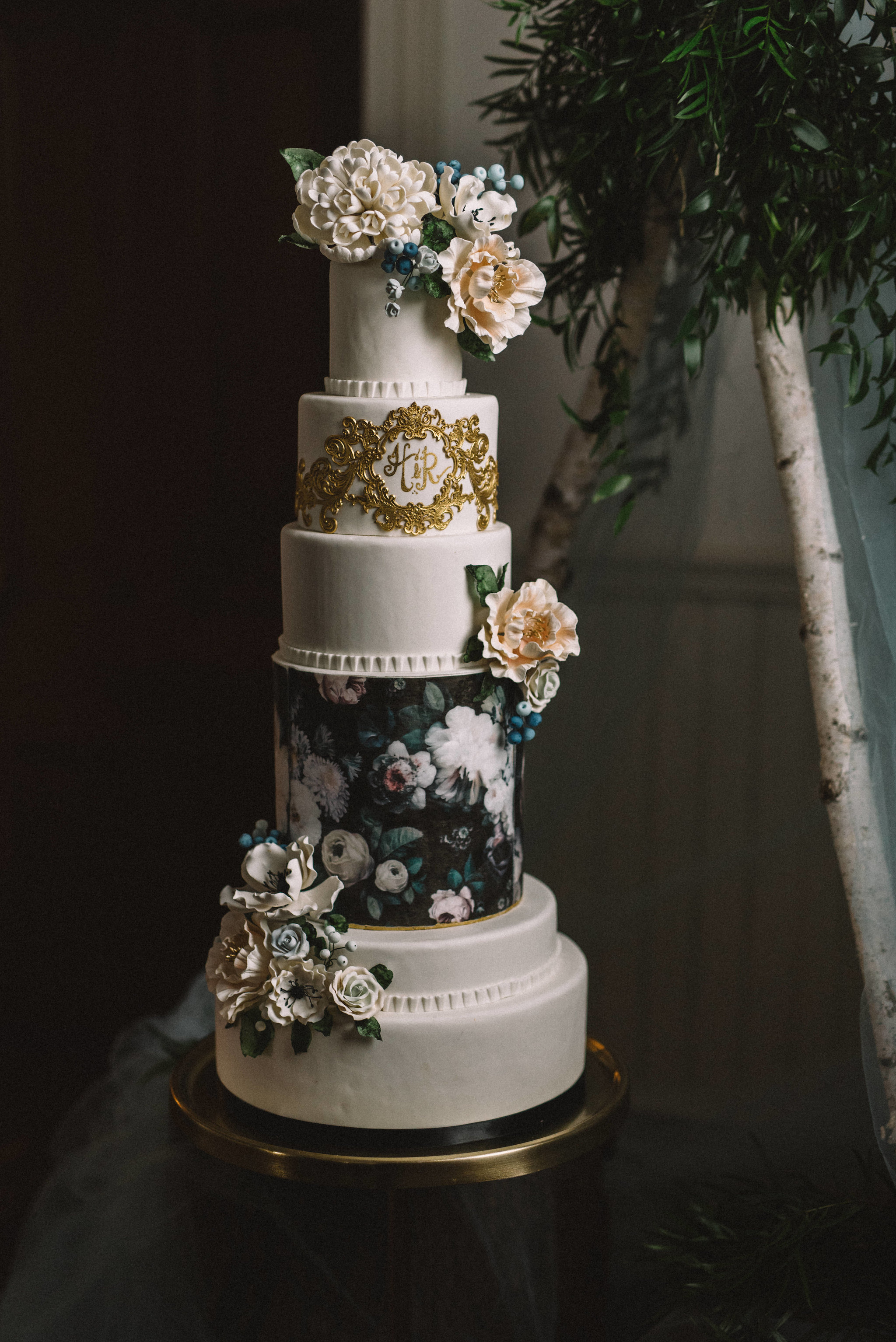 Moody Wedding Cake Inspiration | Olive Photography Toronto