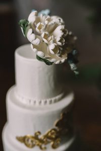 Moody Wedding Cake Inspiration | Olive Photography Toronto