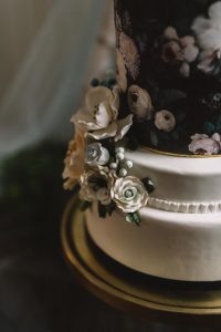 Moody Wedding Cake Inspiration | Olive Photography Toronto
